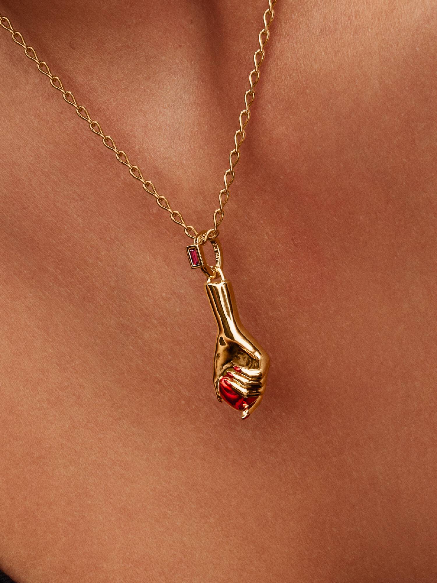 Charm-pendentif La main d’amour de Pat McGrath