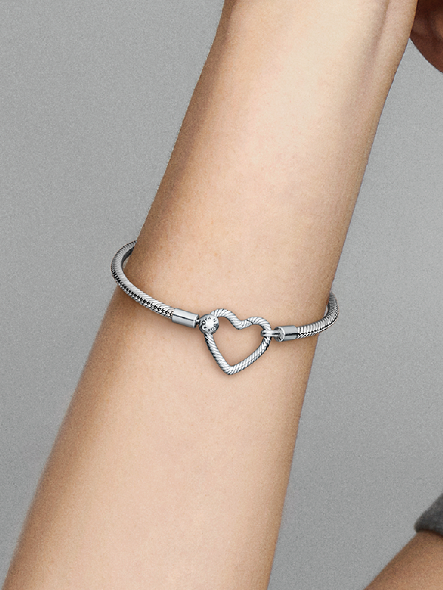 17cm Pandora Heart Clasp＆Snake Chain Bra 599539C00_ABC123_MODEL_eCOM_01