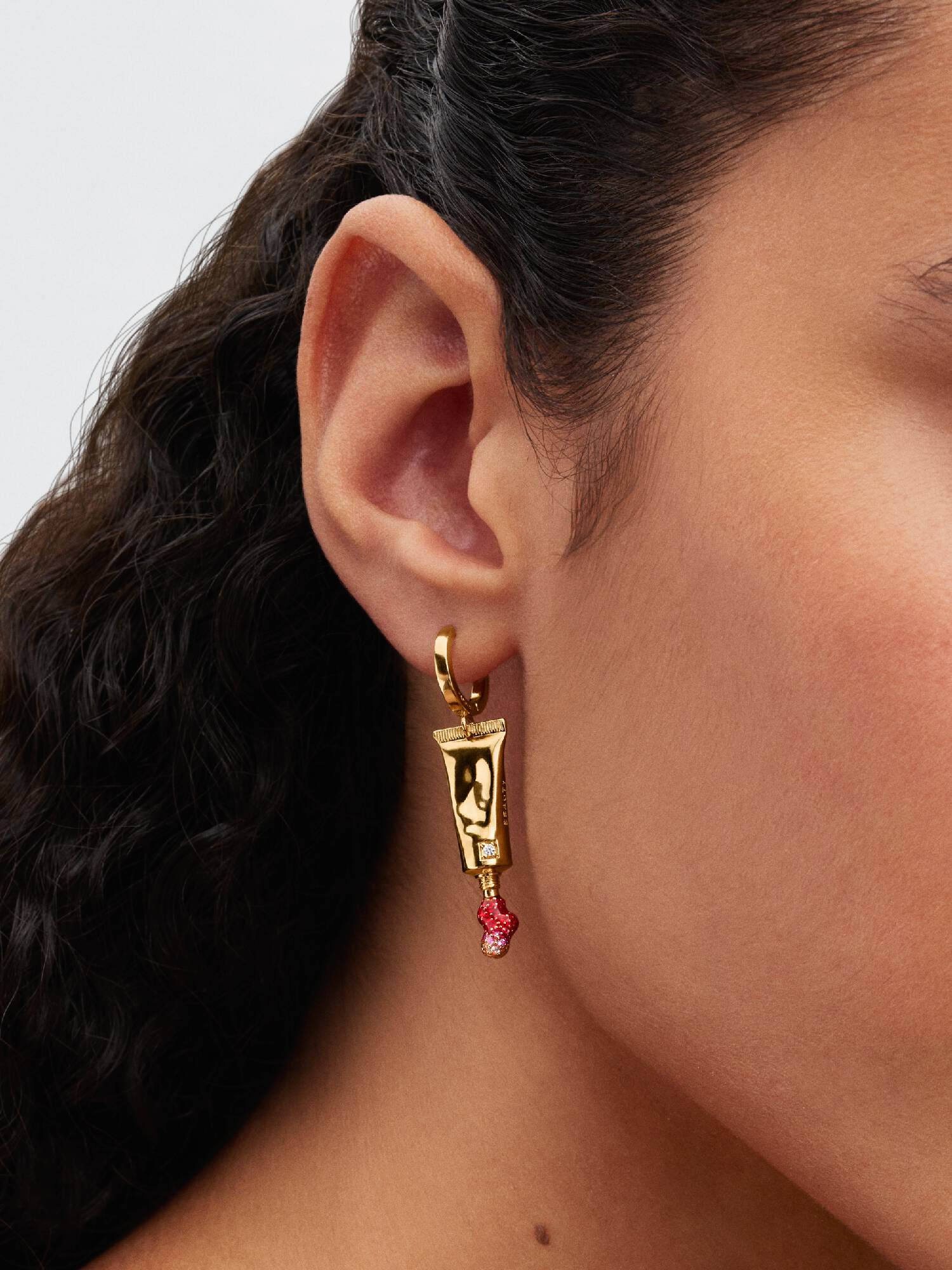 Pendant d’oreille Le tube de beauté de Pat McGrath