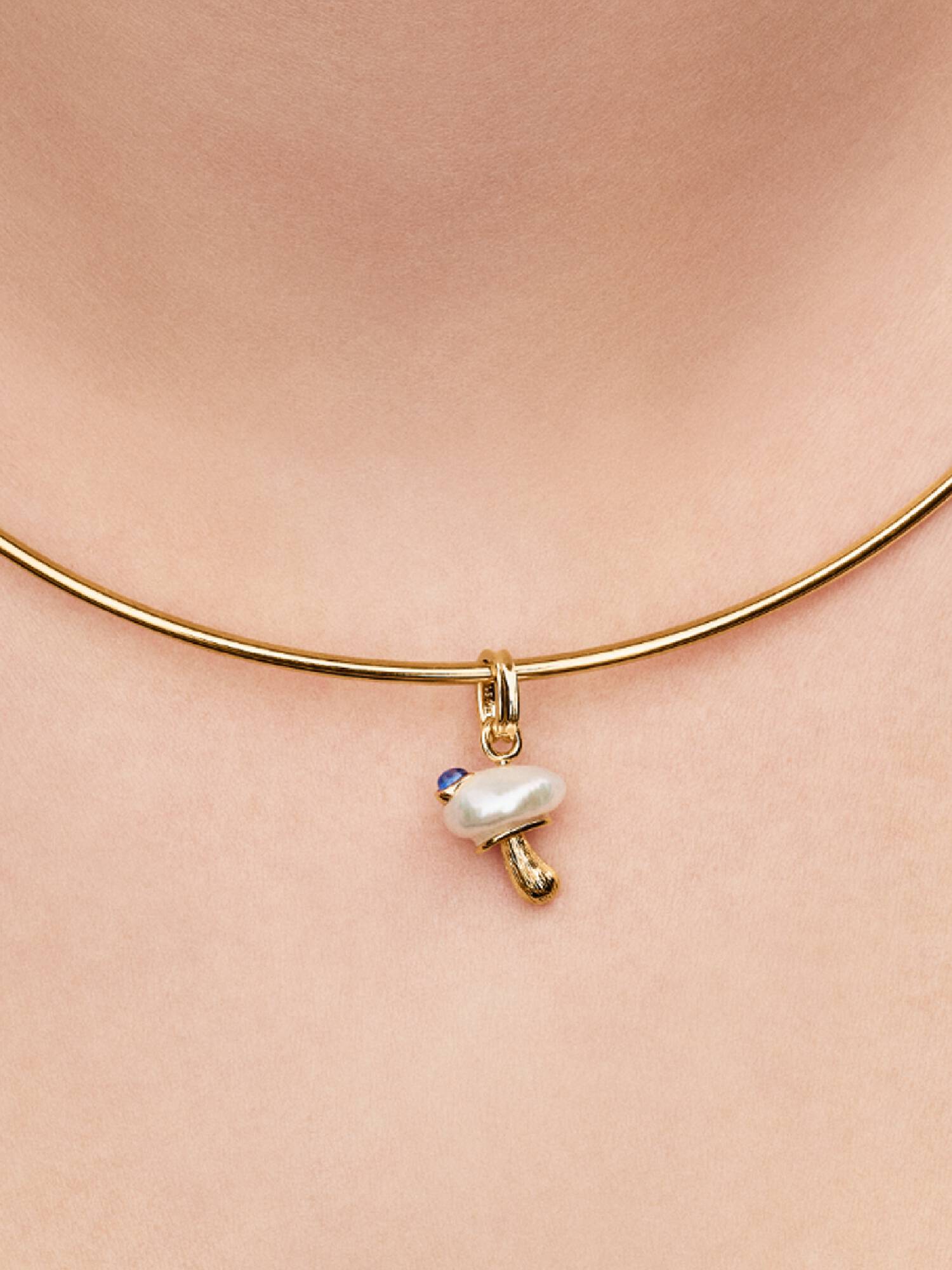 Charm-pendentif Champignon avec perle de culture d’eau douce baroque traitée