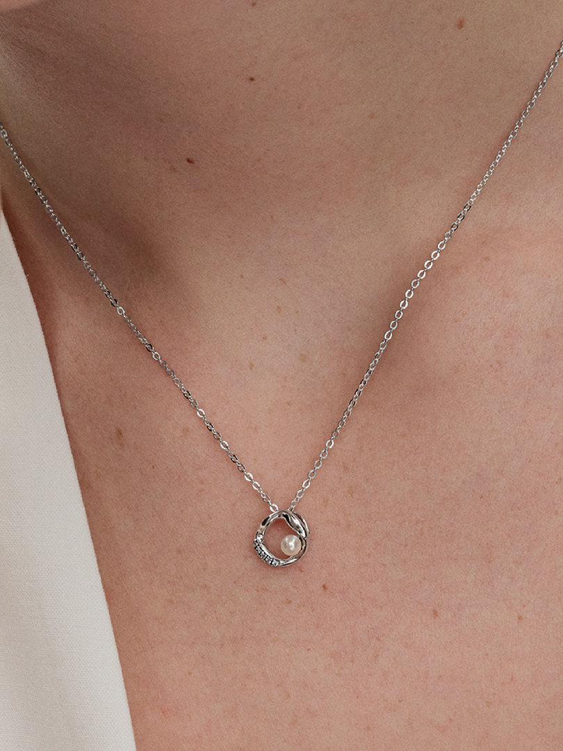 Collier Cercle en pavé de forme organique et perle de culture d’eau douce traitée