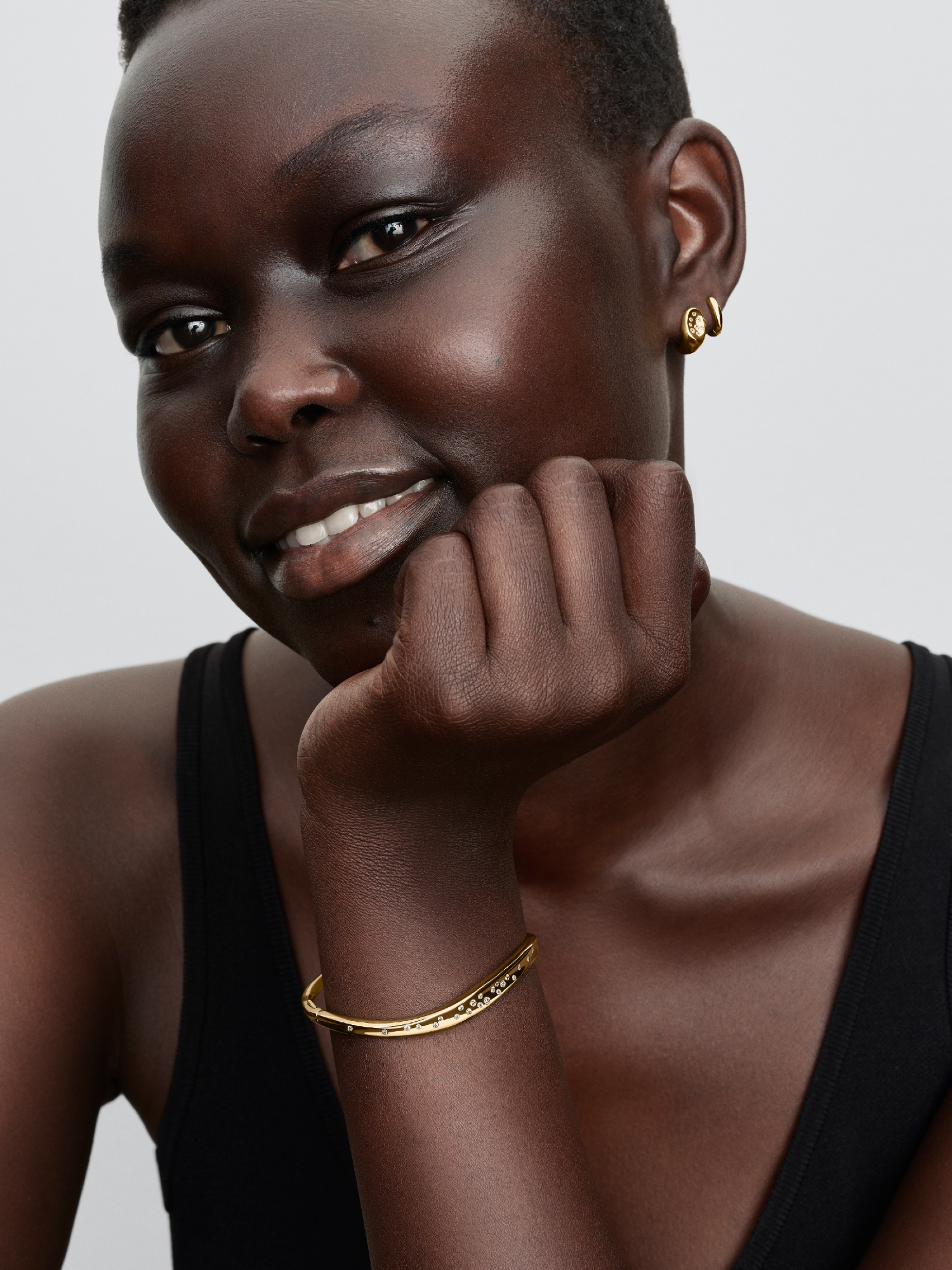 Clous d’oreilles de forme organique avec pierres