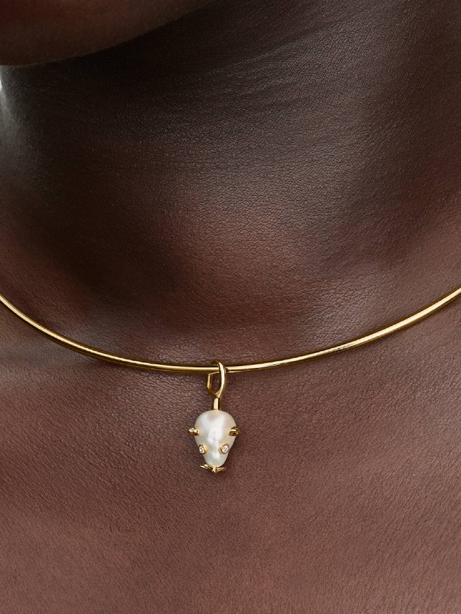 Charm-pendentif Souris avec perle de culture d’eau douce baroque traitée