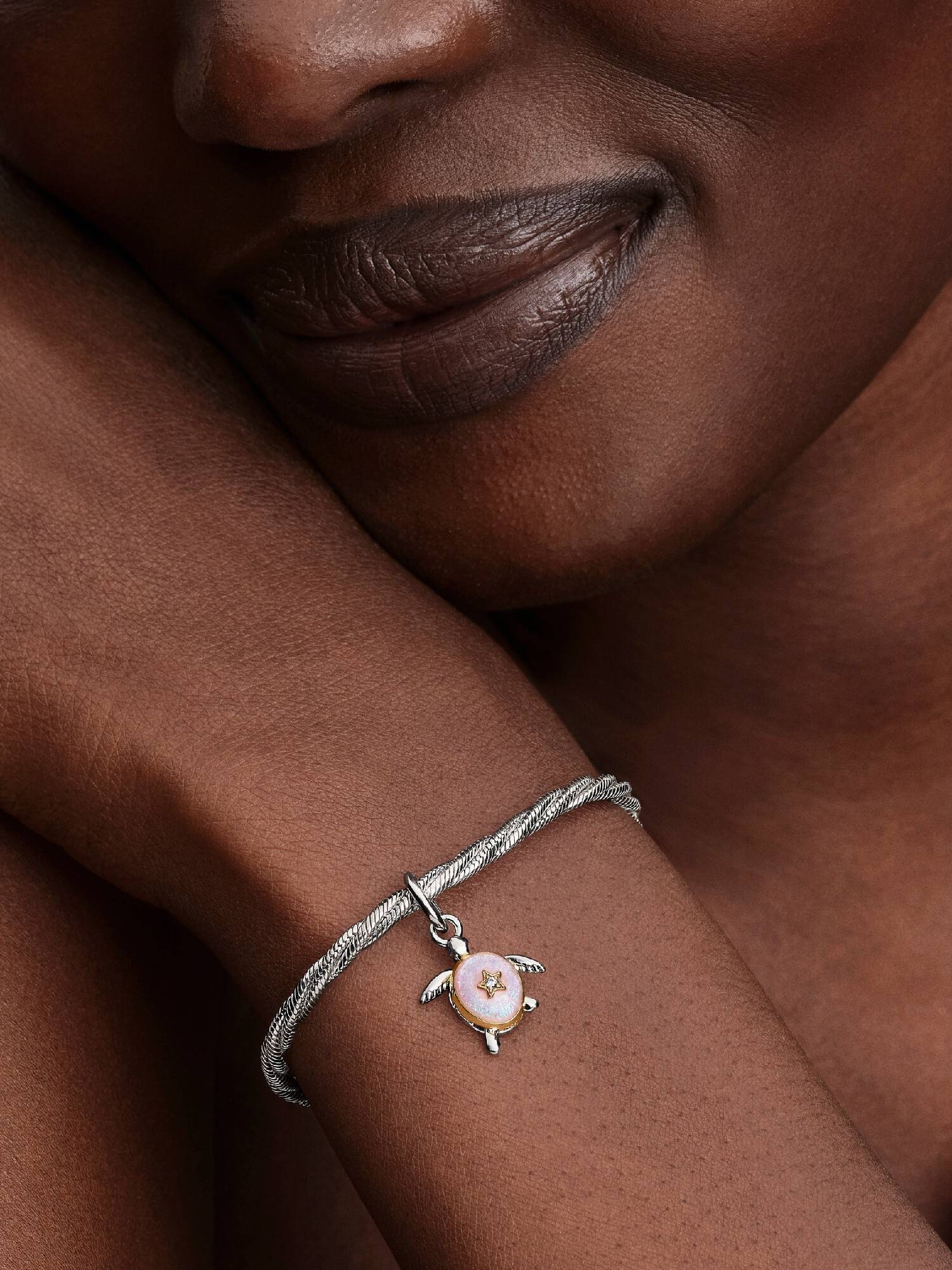 Charm-pendentif Tortue de mer rose avec diamant cultivé en laboratoire 2026