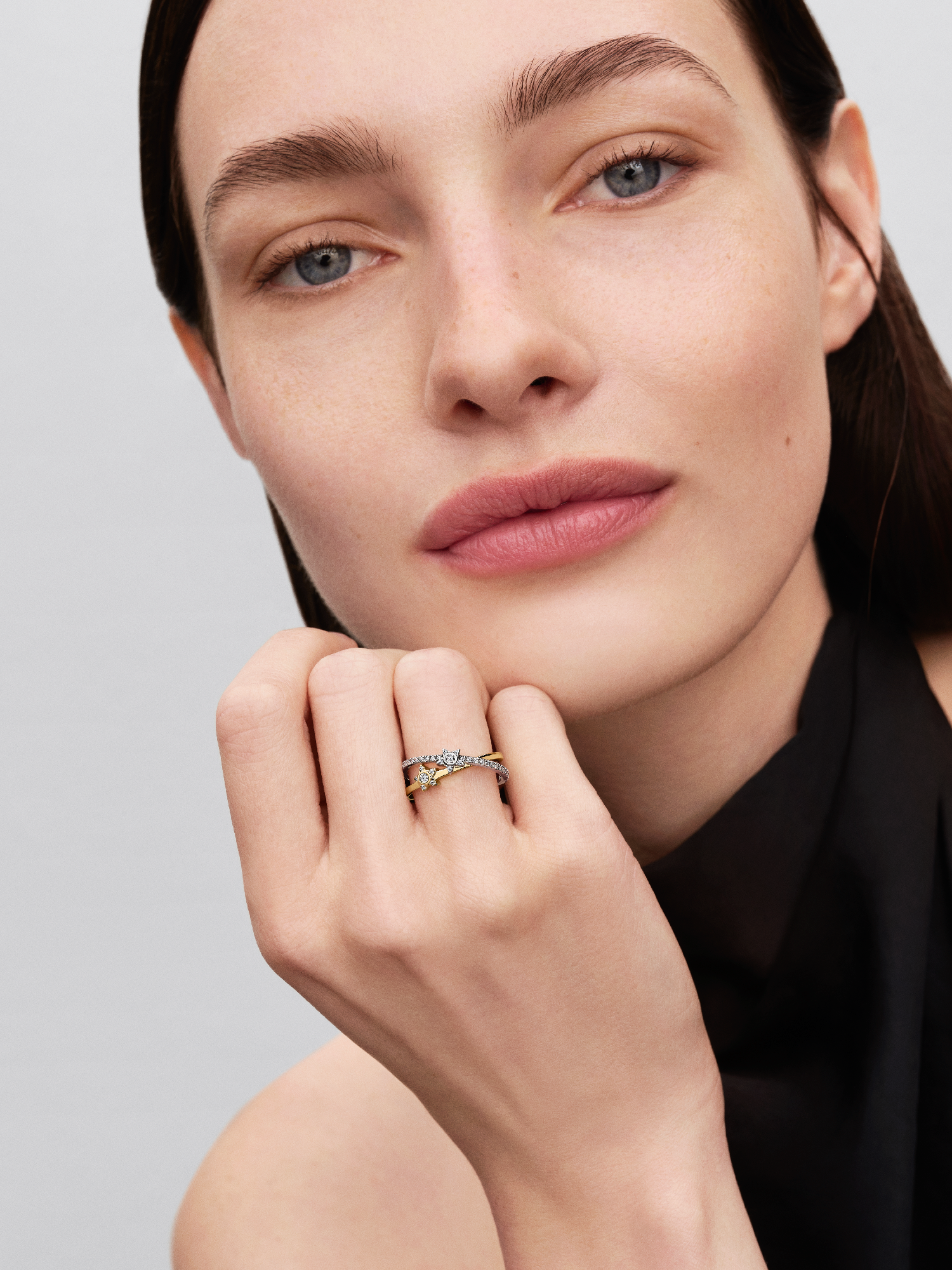 Sparkling Stella Crossover Ring