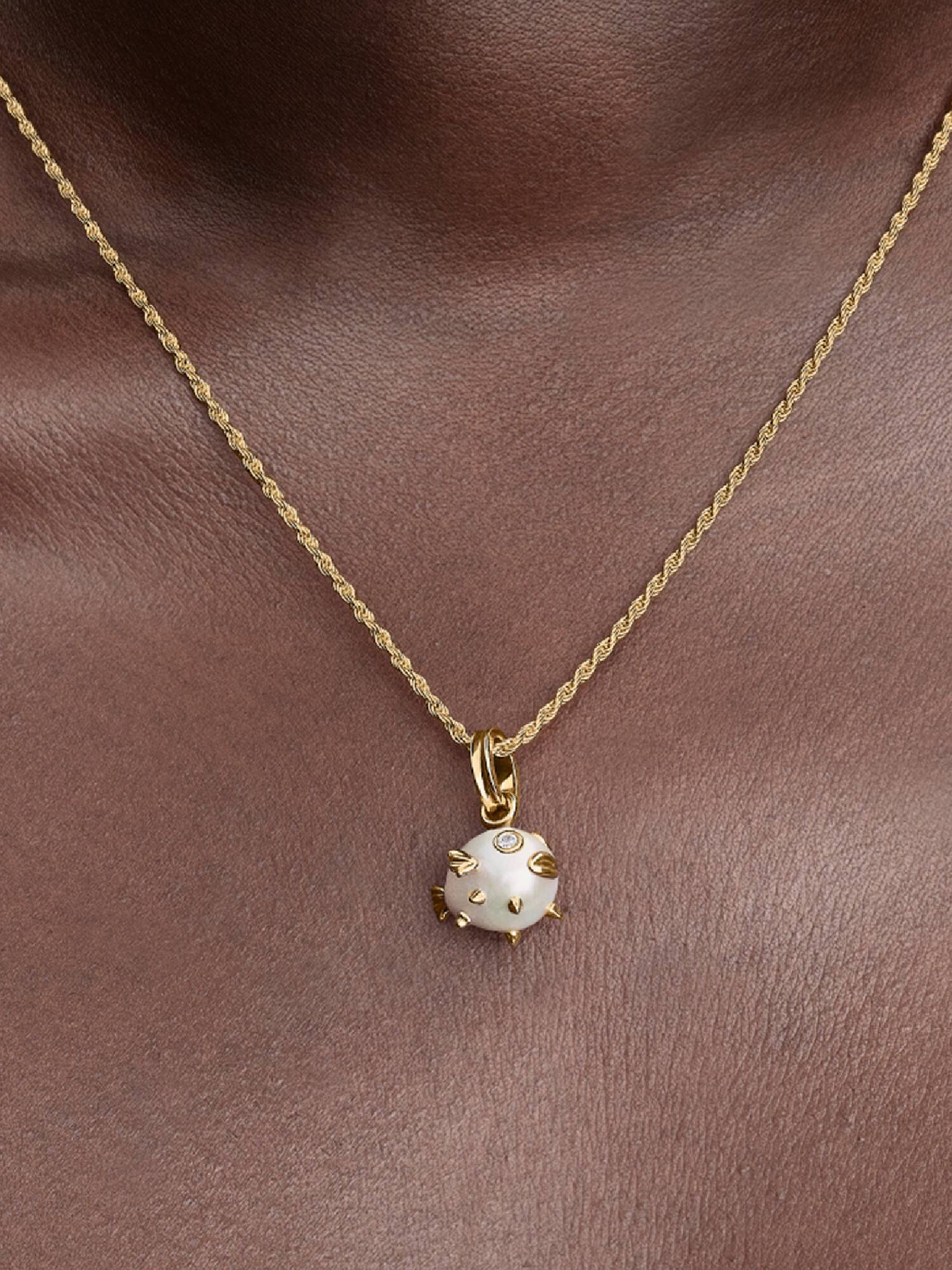 Charm-pendentif Poisson-globe avec perle de culture d’eau douce baroque traitée