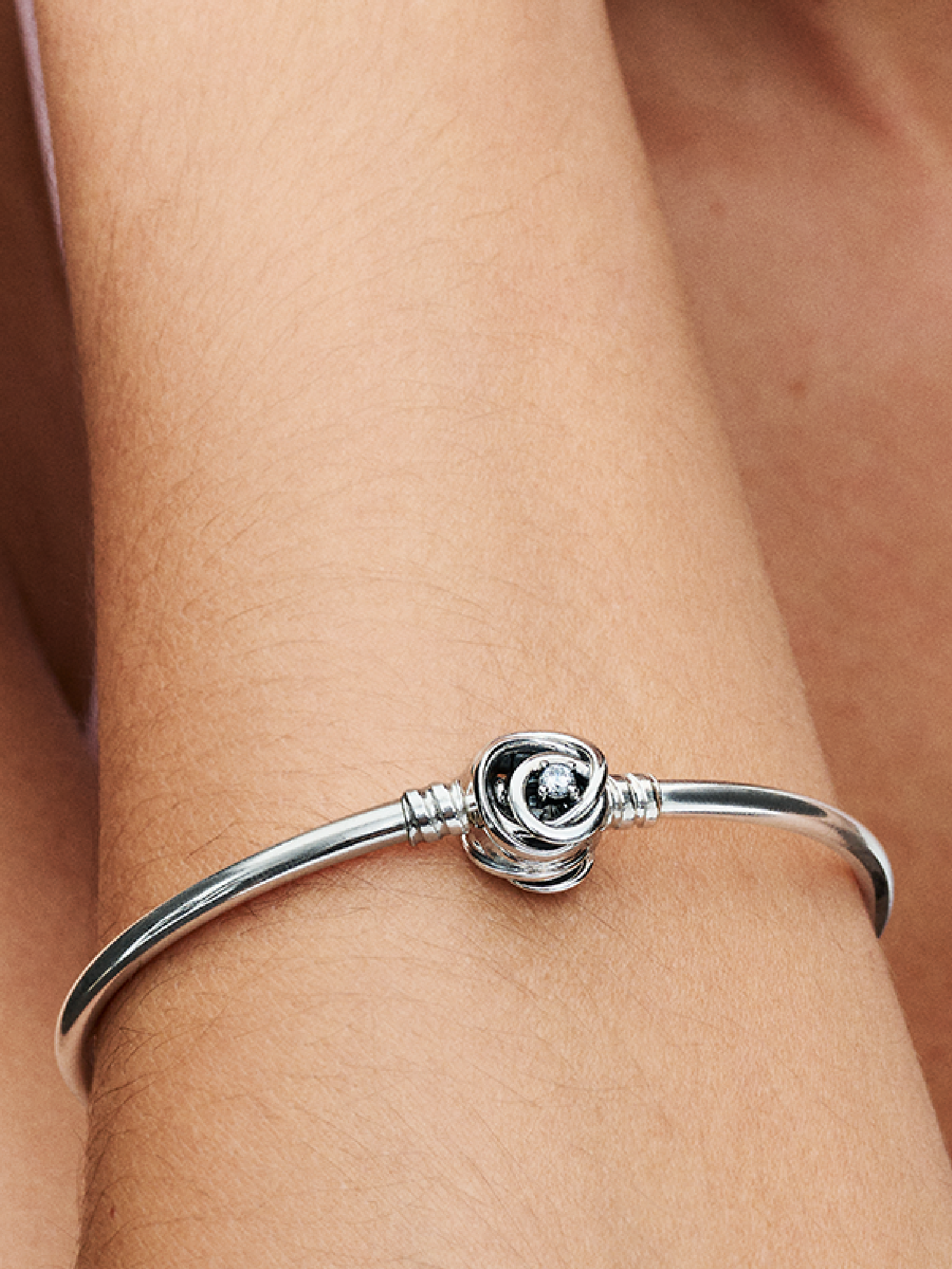 VENTE FINALE -Bracelet rigide encerclé Pandora Moments