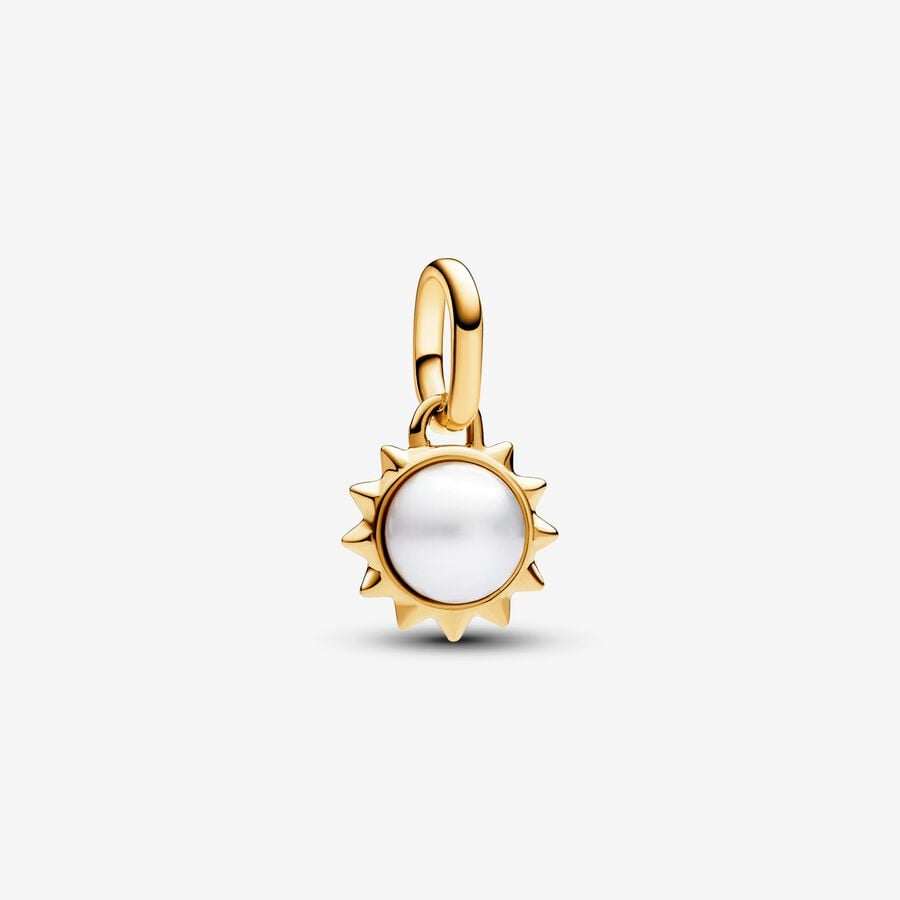 Mini Charm-pendentif Soleil avec perle de culture d’eau douce traitée Pandora ME image number 0