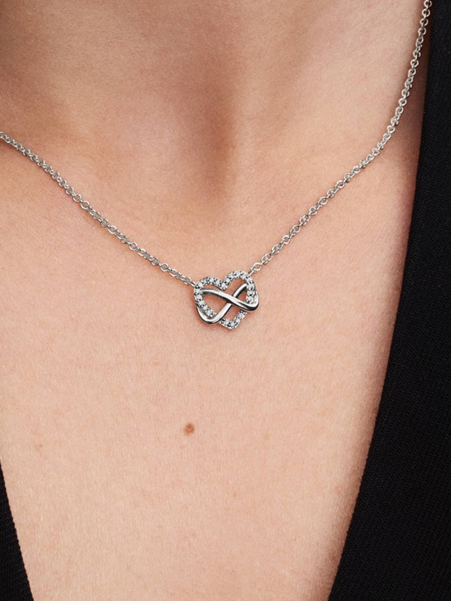 Collier scintillant avec cœur et symbole d’infini