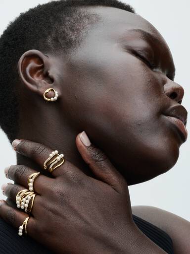 Clous d’oreilles Cercle de forme organique et perles de culture d’eau douce traitées