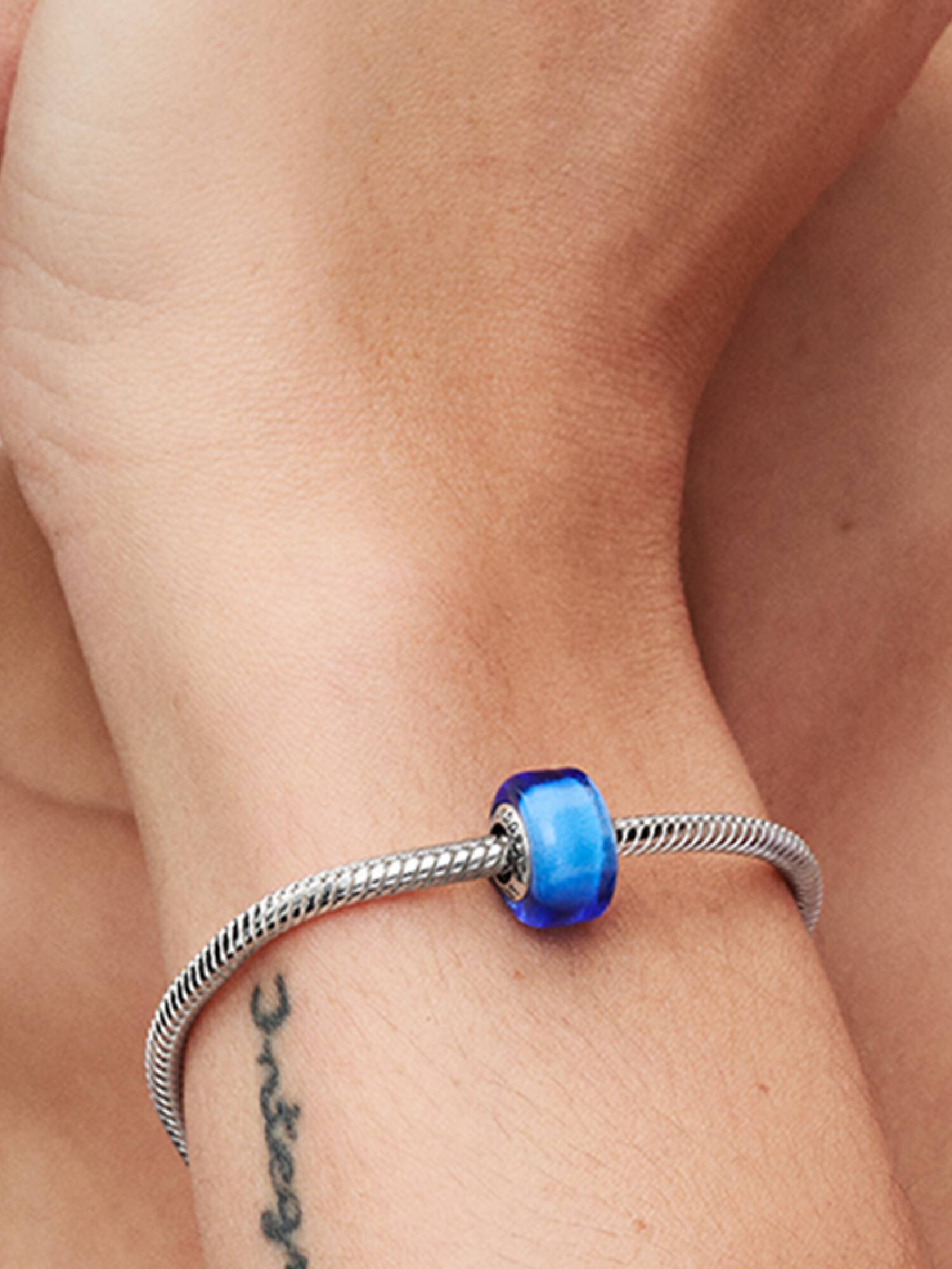 Mini charm bleu en verre de Murano