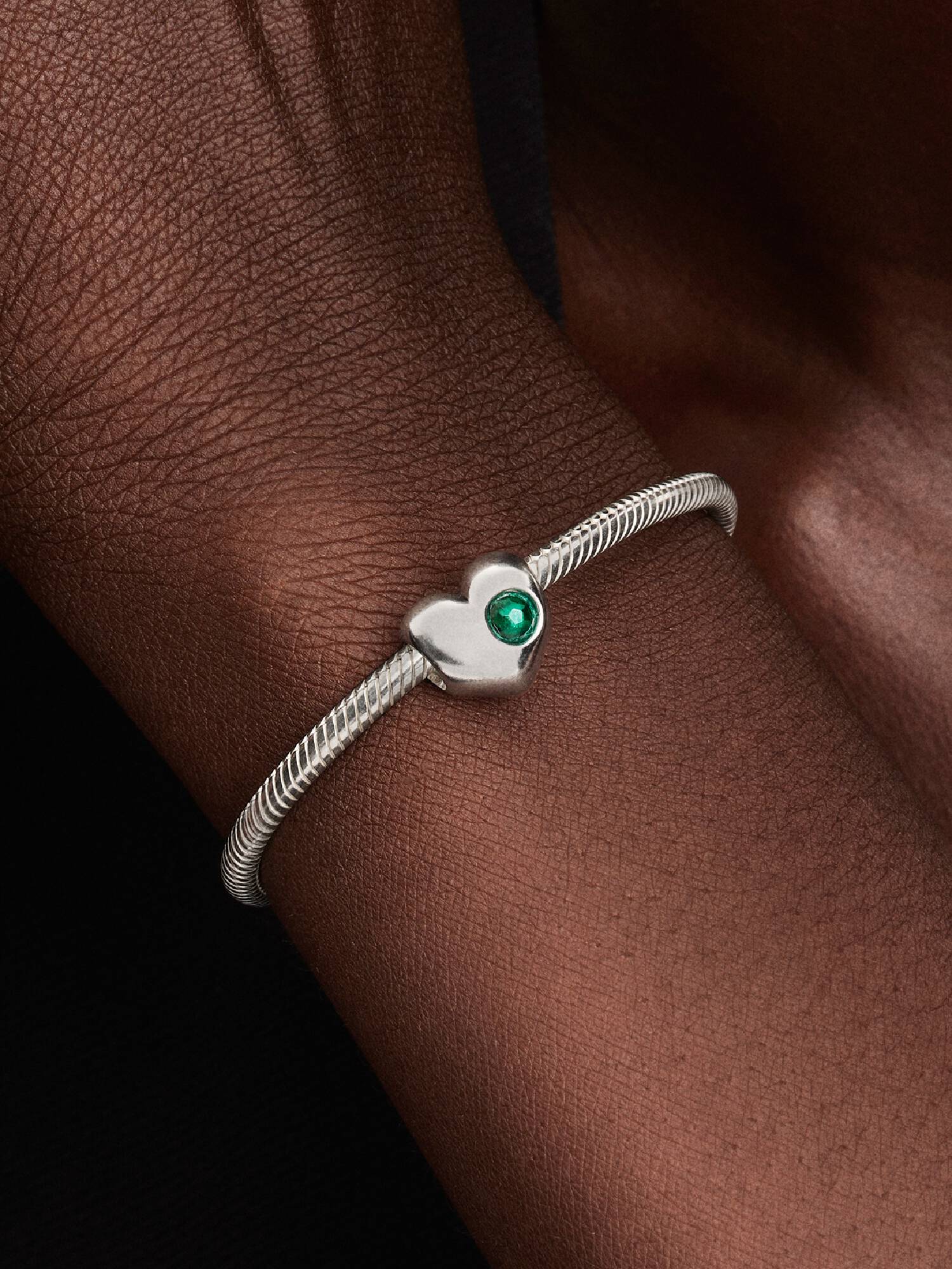 Charm Cœur avec pierre verte de mai gravable