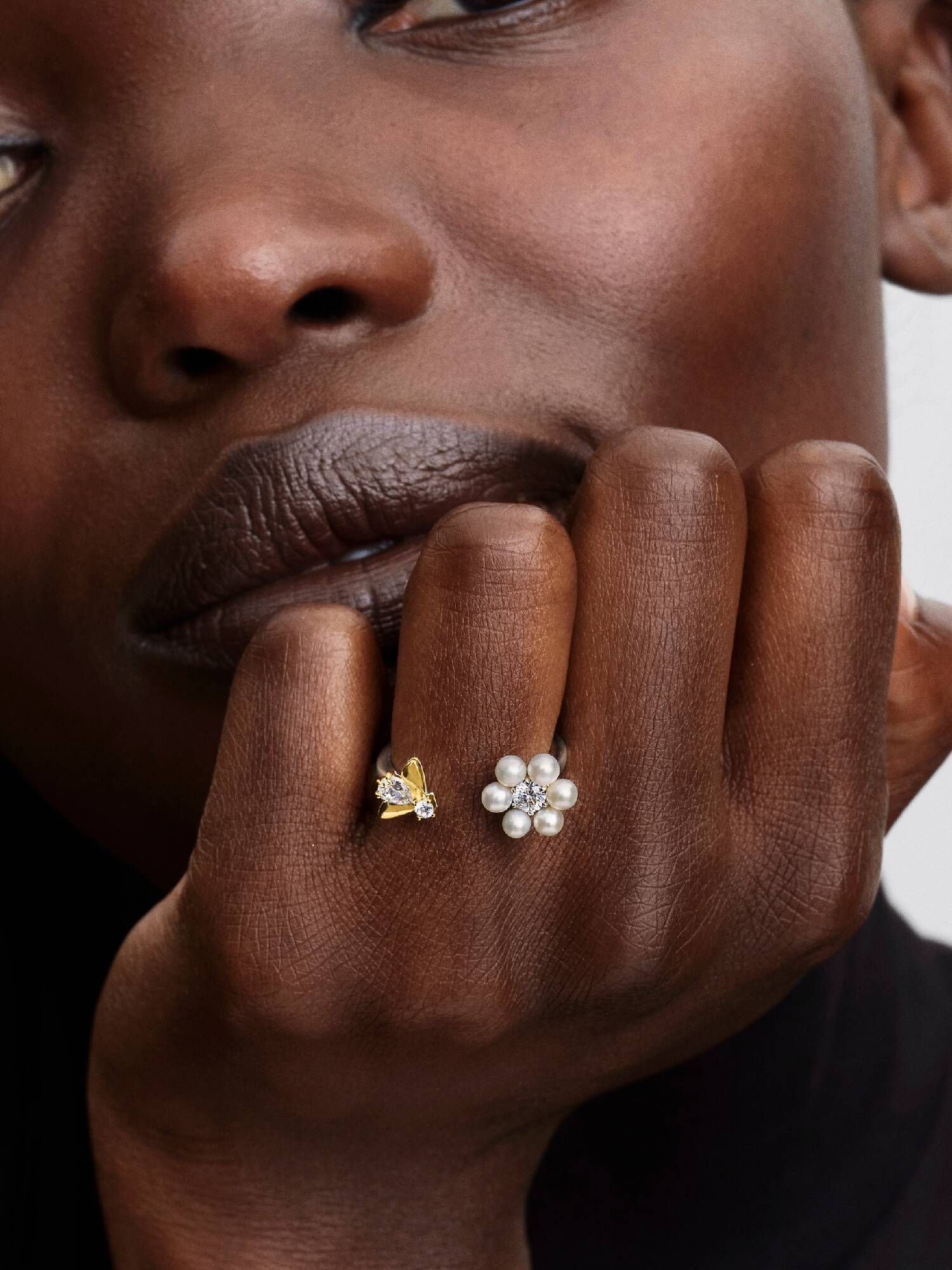 Bague ouverte Fleur avec perle de culture d’eau douce traitée et abeille Bridgerton