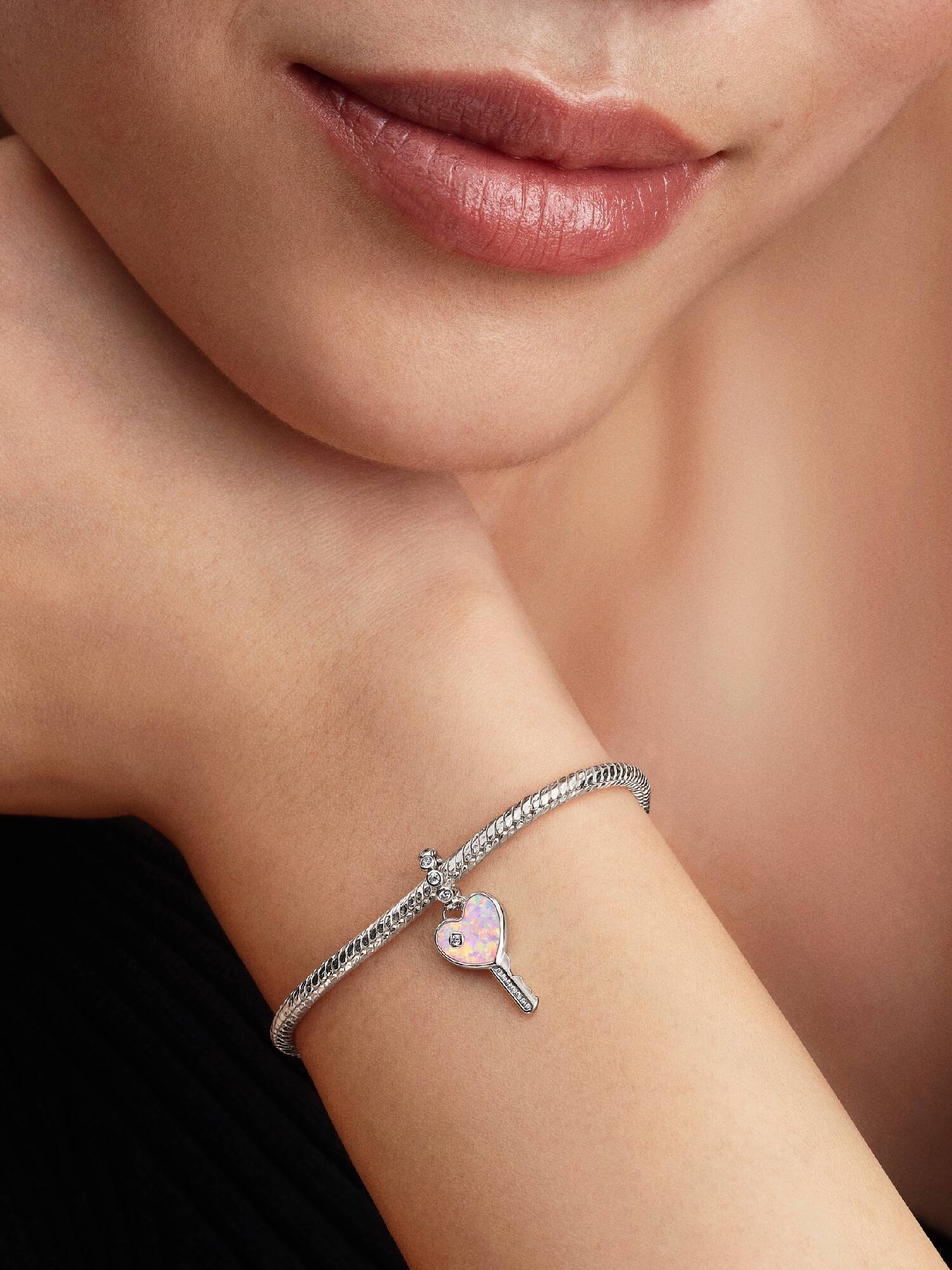 Charm-pendentif Clé avec cœur opalescent