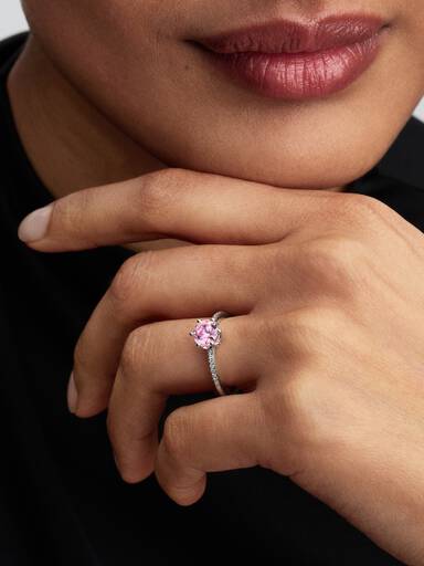 Bague avec couronne rose et scintillante