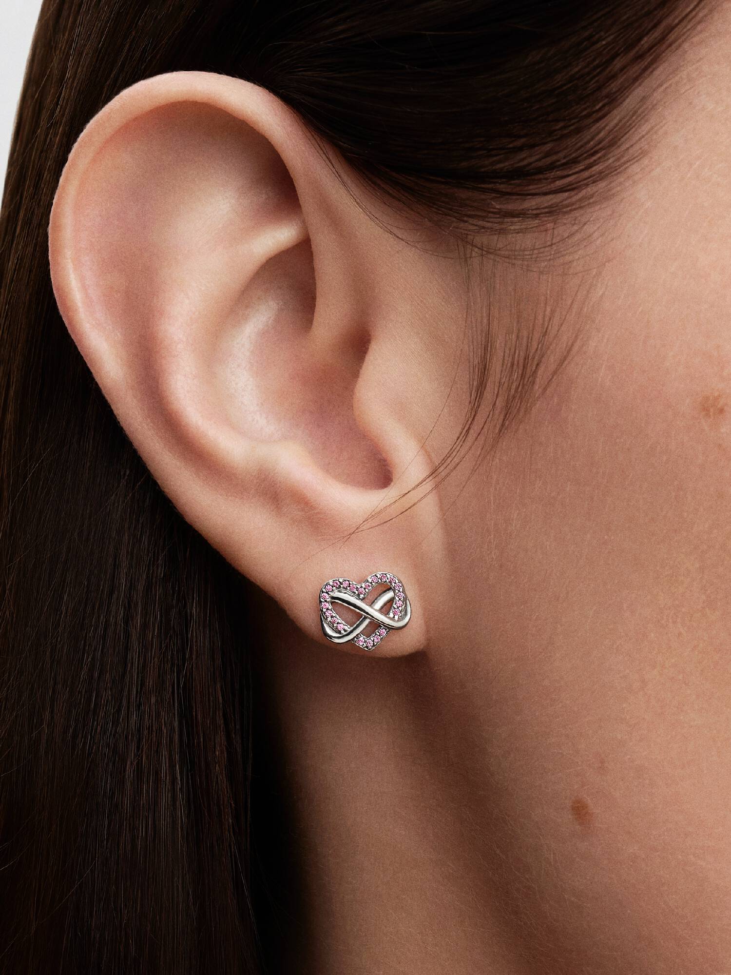 Clous d’oreilles scintillants avec cœur rose et symbole d’infini