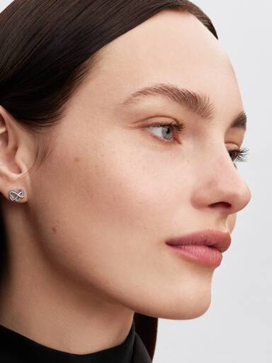 Clous d’oreilles scintillants avec cœur rose et symbole d’infini