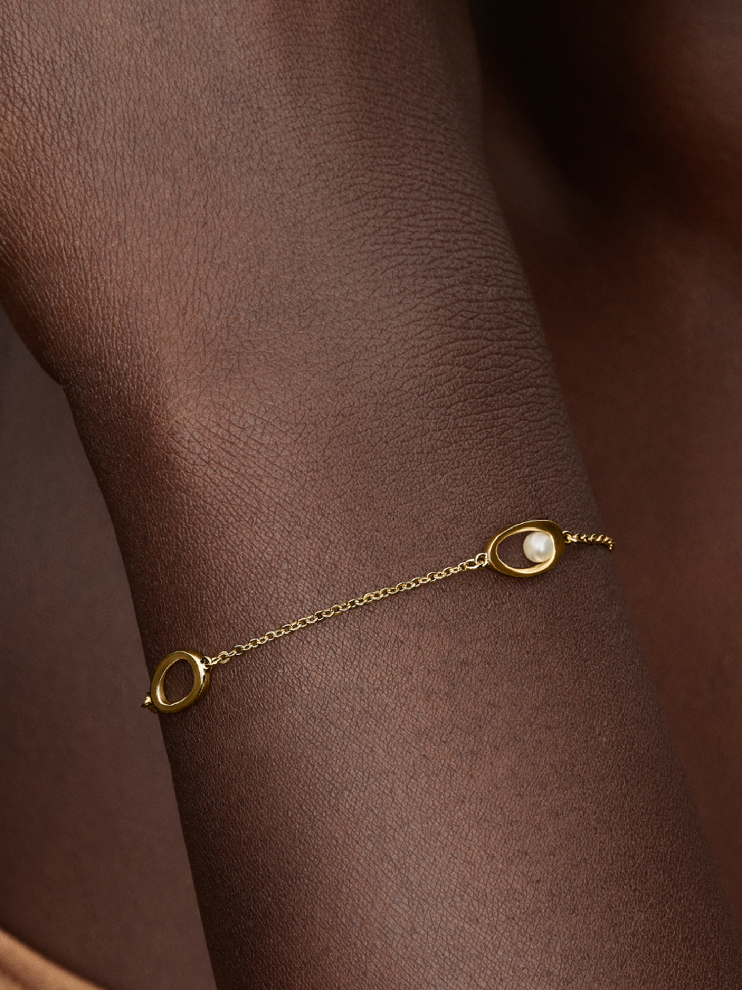 Bracelet Ovale de forme organique et perle culture d’eau douce traitée