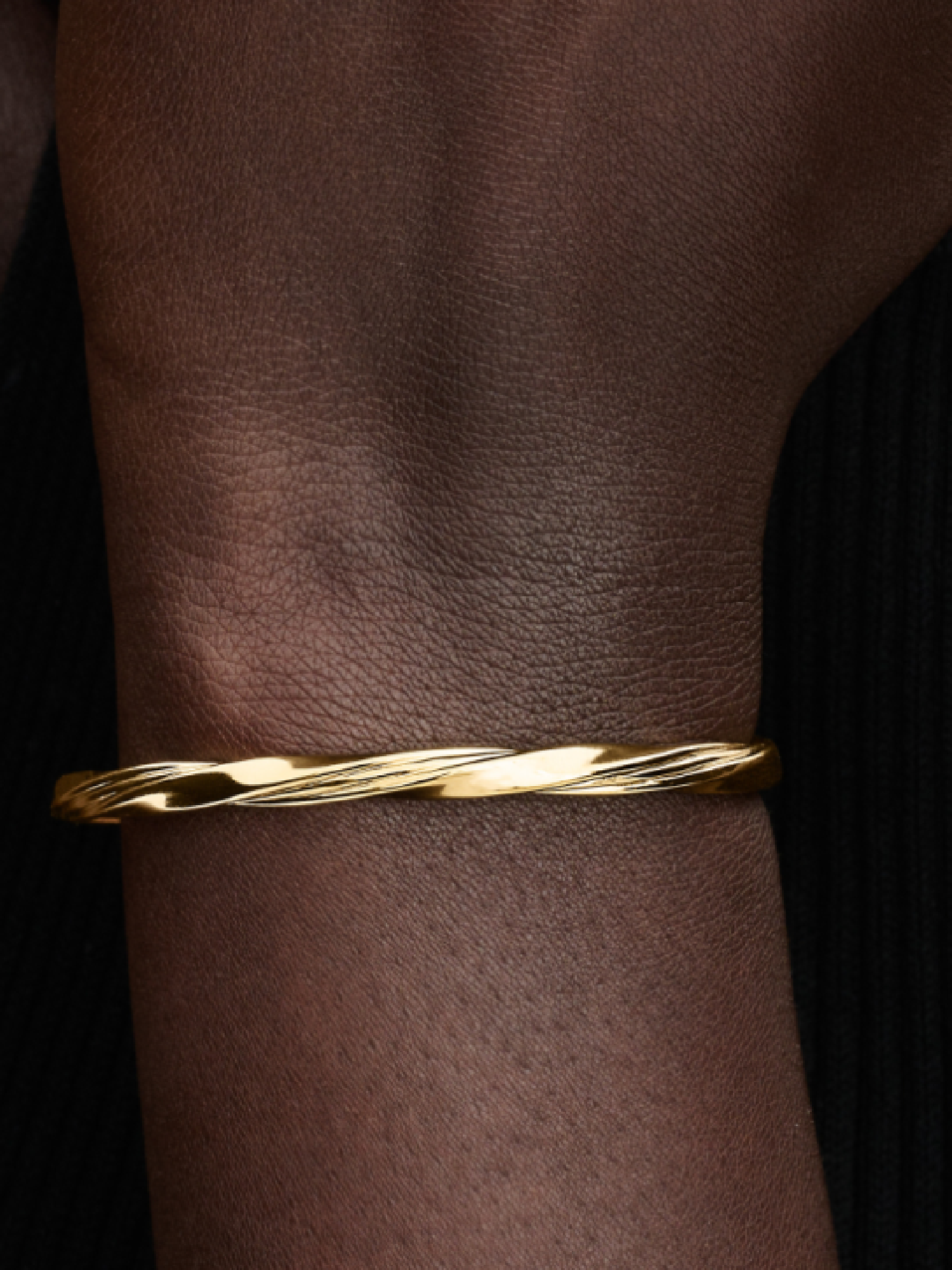 Twisted Open Bangle | Gold plated | Pandora Canada