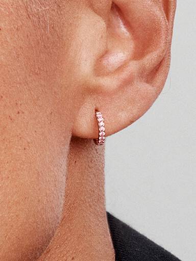 Créoles Huggie rose scintillantes.