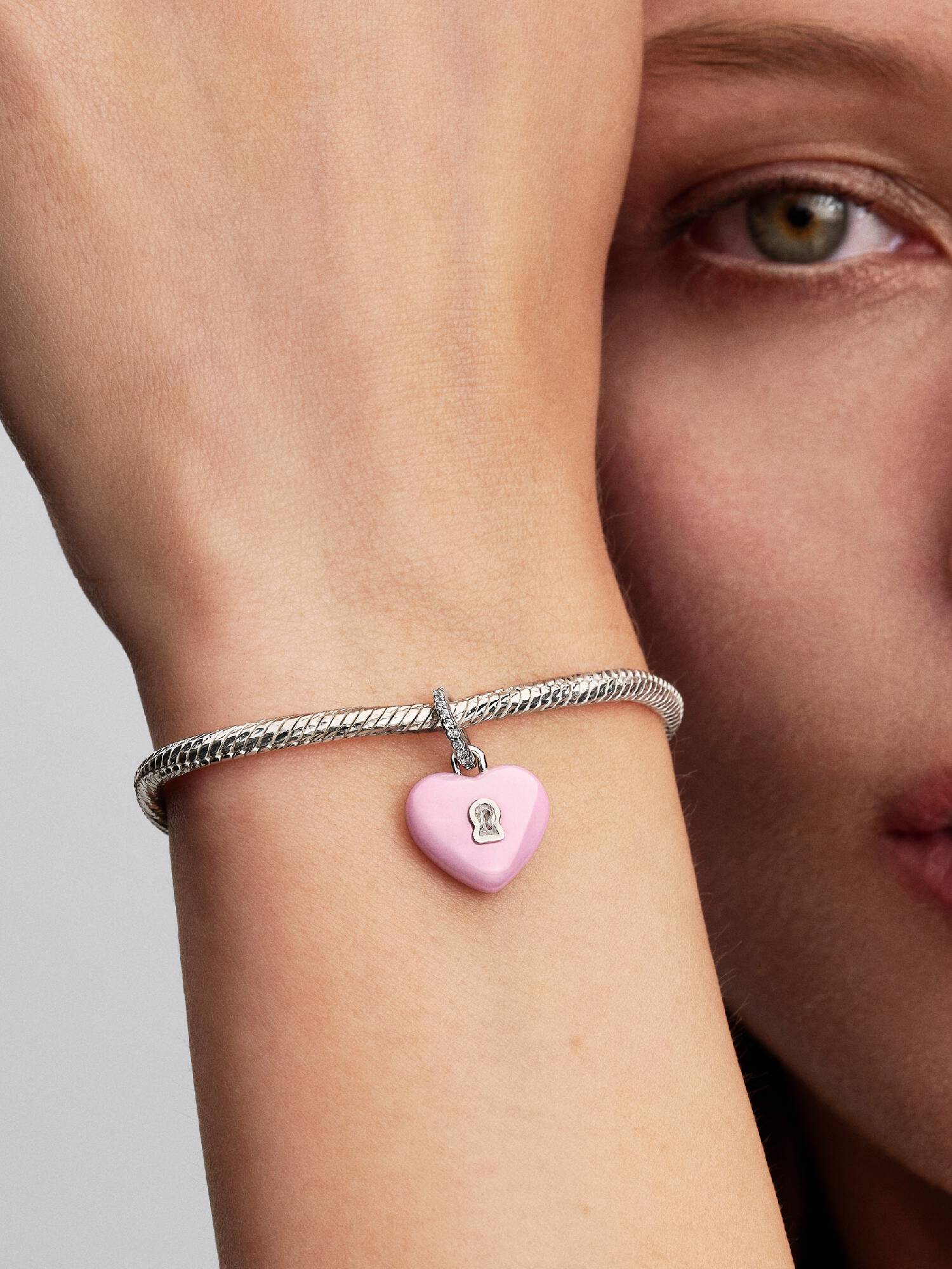 Charm-pendentif Cadenas en cœur en céramique rose