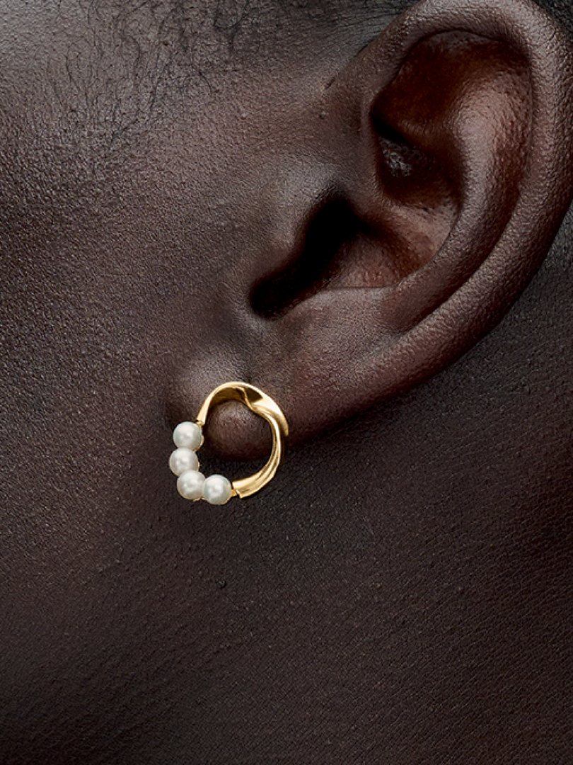 Clous d’oreilles Cercle de forme organique et perles de culture d’eau douce traitées