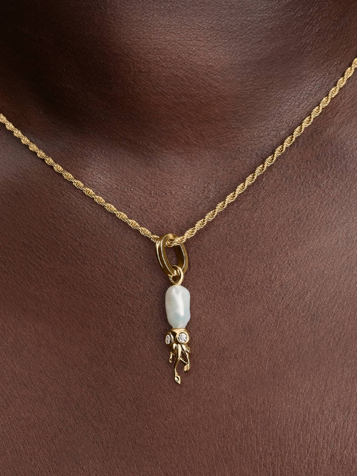 Charm-pendentif Calmar avec perle de culture d’eau douce baroque traitée
