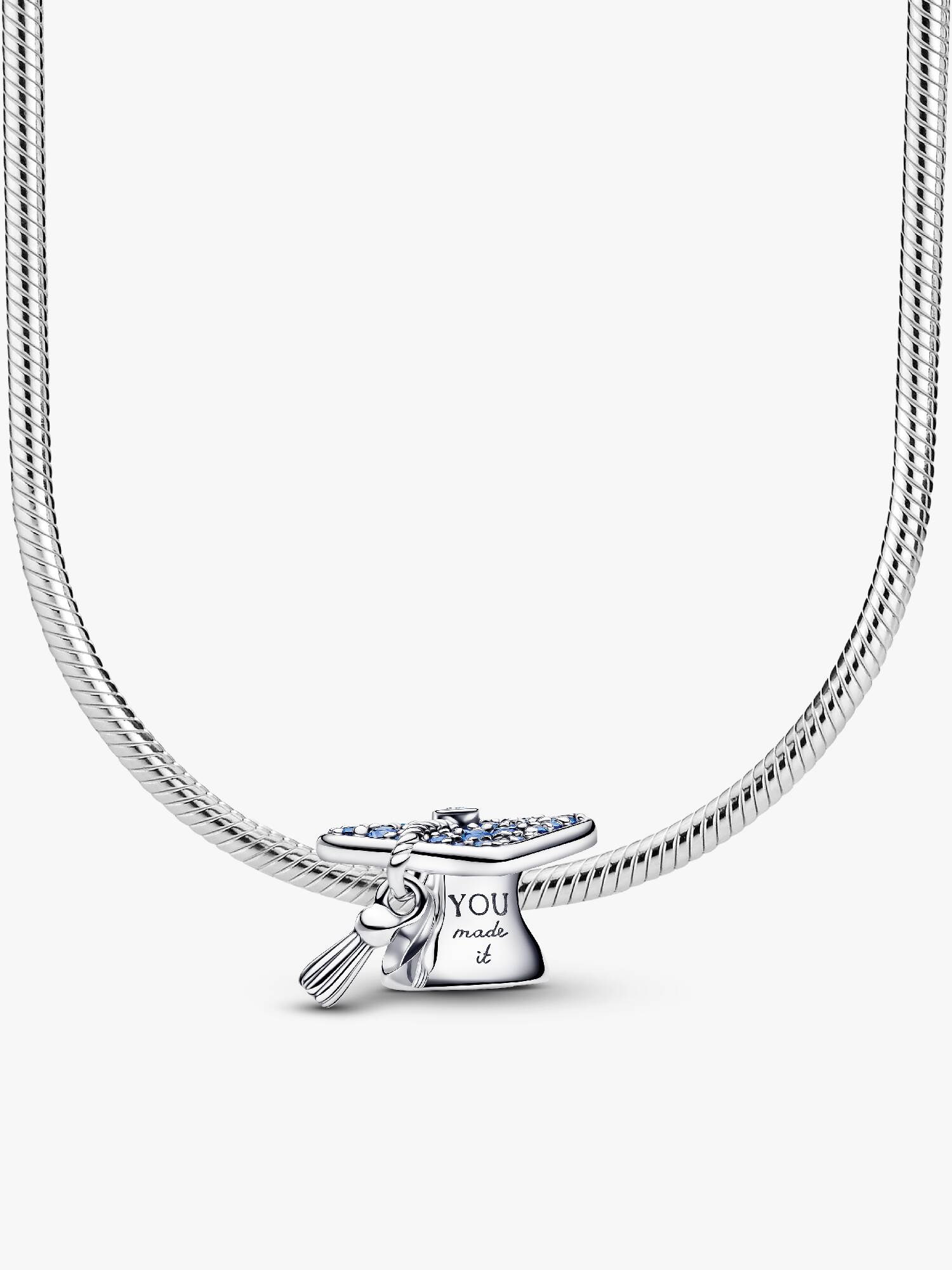 Collier avec charm Mortier de remise de diplômes