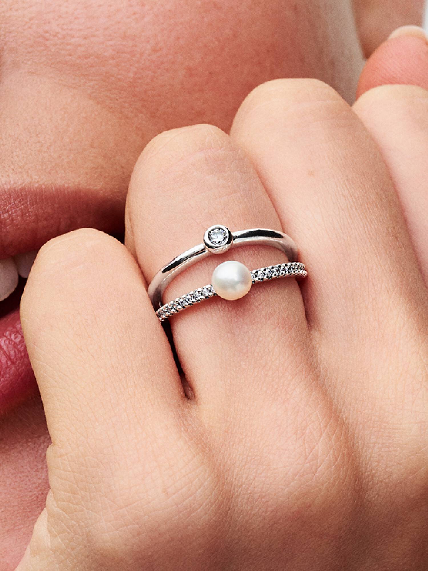 VENTE FINALE -  Bague à deux anneaux avec pavé et perle de culture d’eau douce traitée