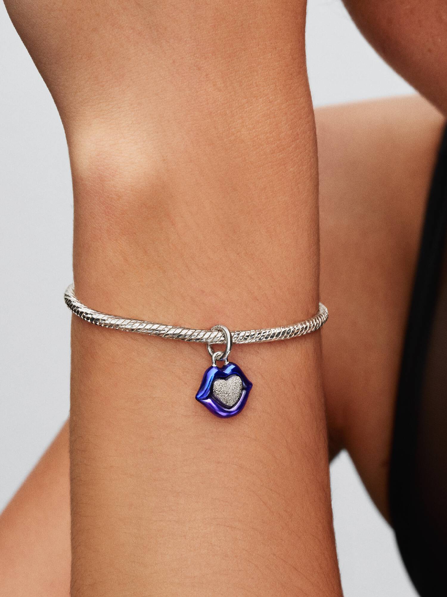 Charm-pendentif Les lèvres de l’amour de Pat McGrath