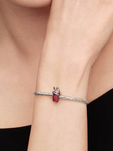 Charm pendentif boisson au pain d’épices