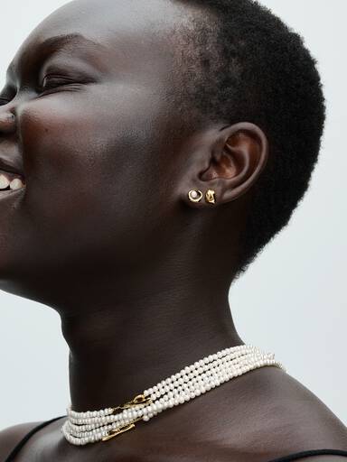 Clous d’oreilles Ovale de forme organique et perle de culture d’eau douce traitée