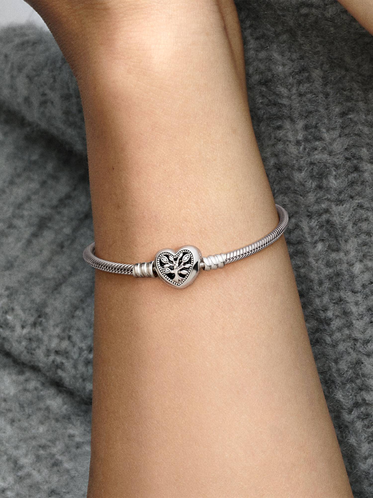 Bracelet à fermoir en cœur à arbre généalogique et à chaîne serpentine Pandora Moments