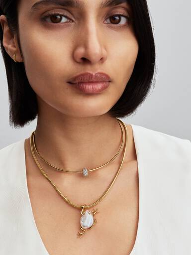 Pendentif surdimensionné Grenouille avec perle d'eau douce baroque traitée